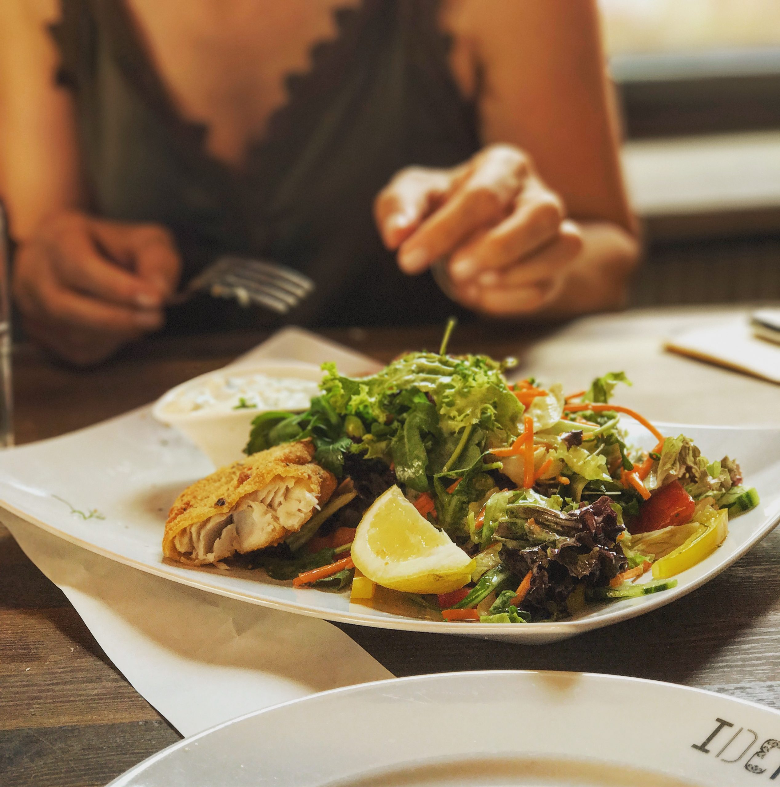 Gebratenes Fischfilet mit Salat