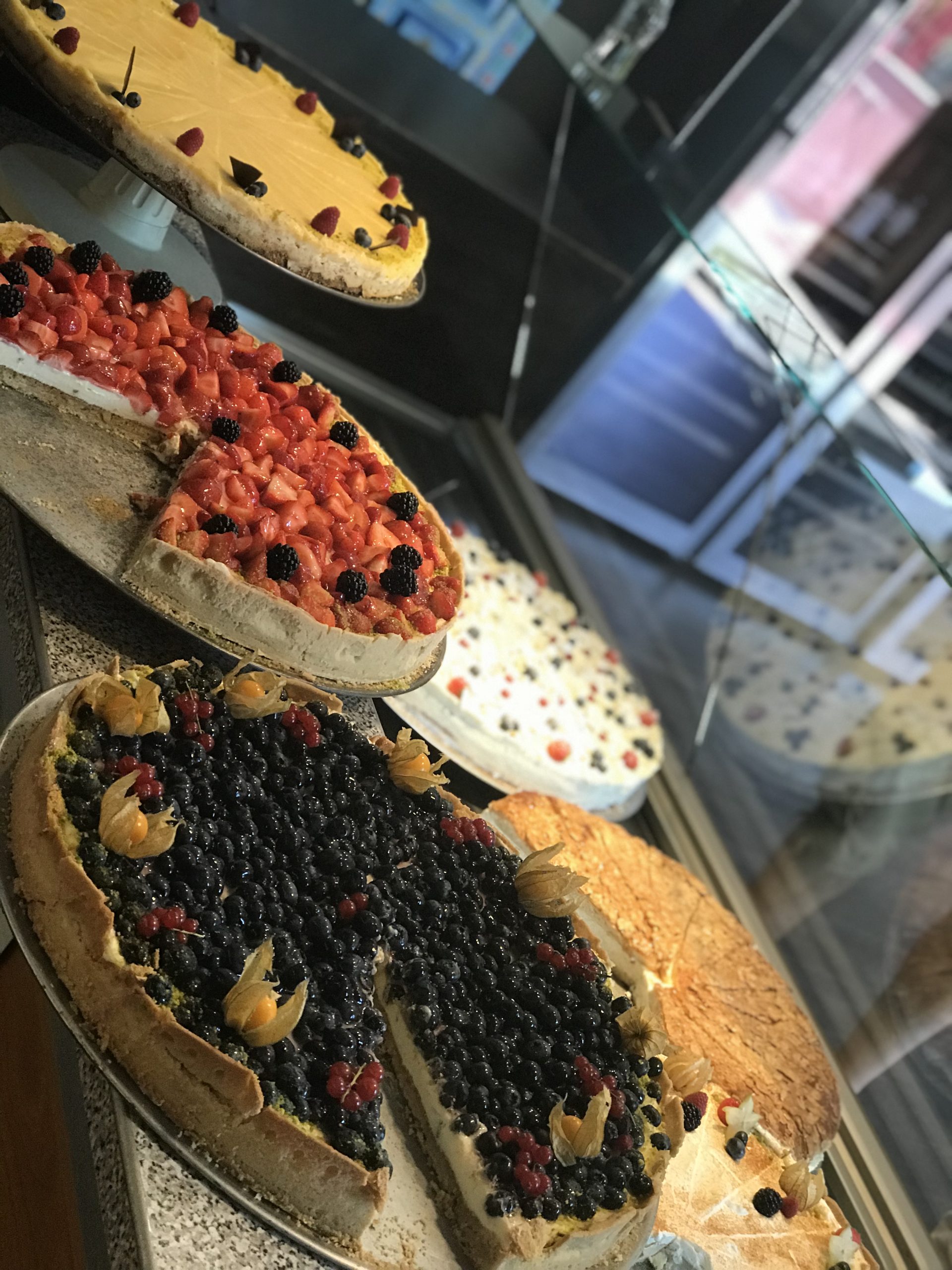 Kuchentheke mit hausgemachten Torten