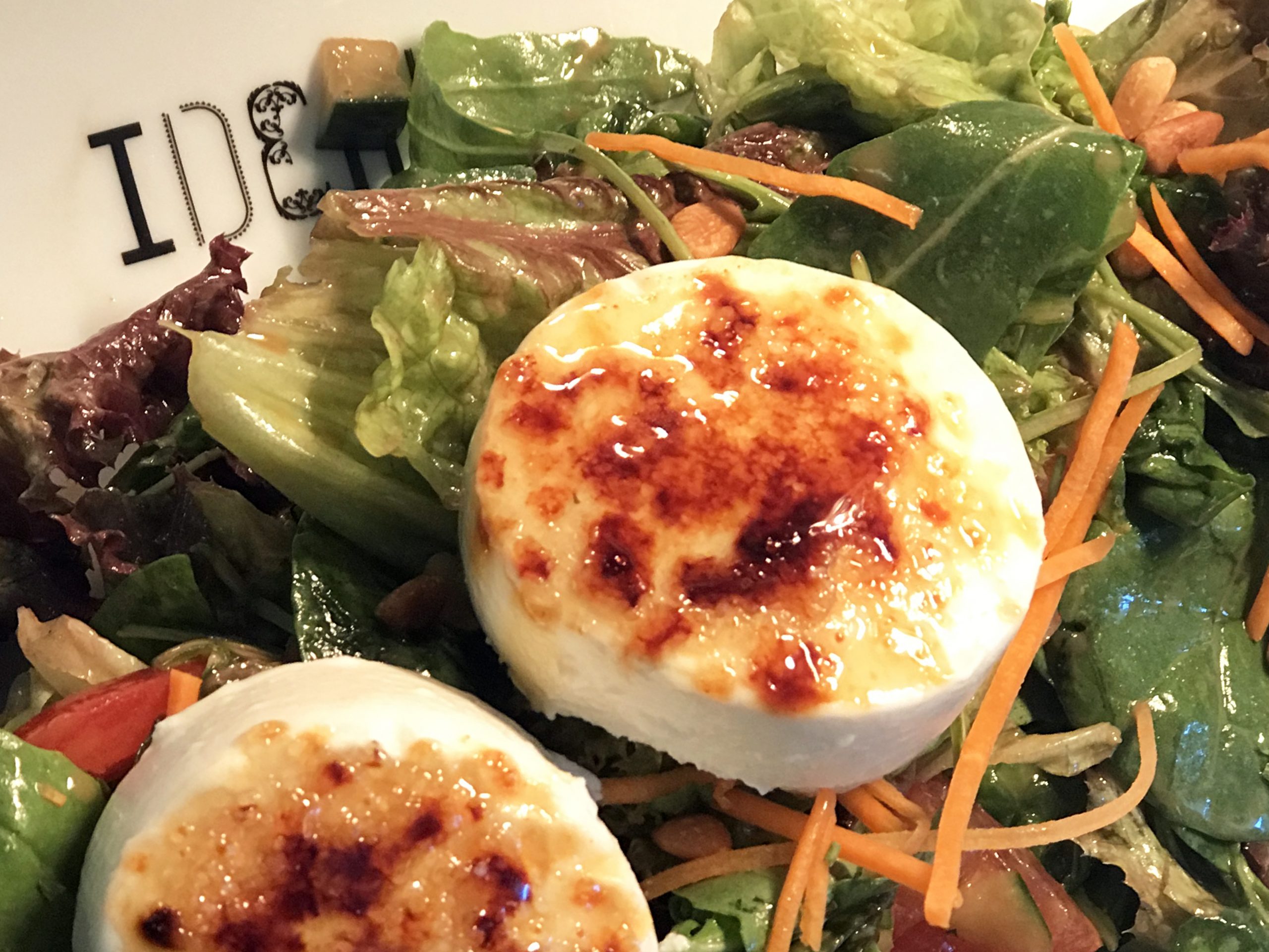 Blattsalat mit gratiniertem Ziegenkäse